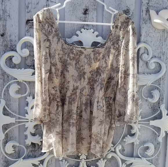 Romantic Ruched Floral Top - Picture 5 of 8